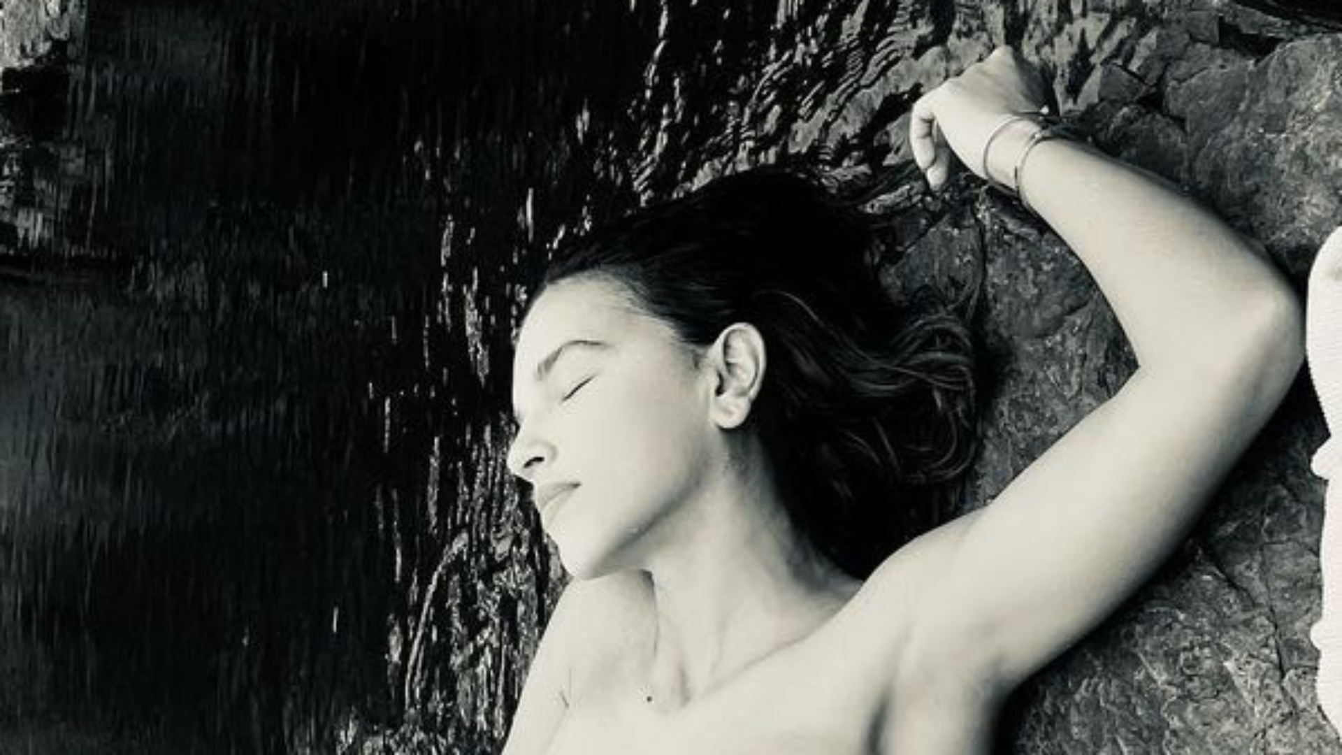 Mariana Rios dispensa sutiã e exibe corpão em clique picante: “Sensacional”