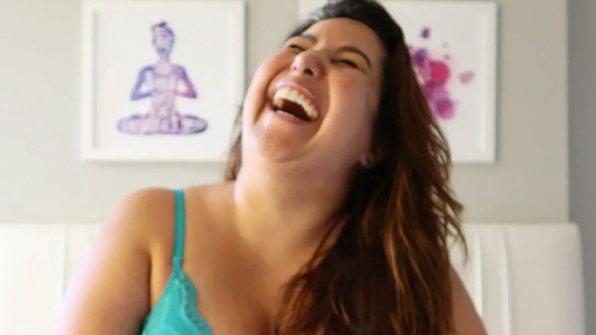 Mariana Xavier posa de lingerie na cama e exibe corpo real: “Gostosa”