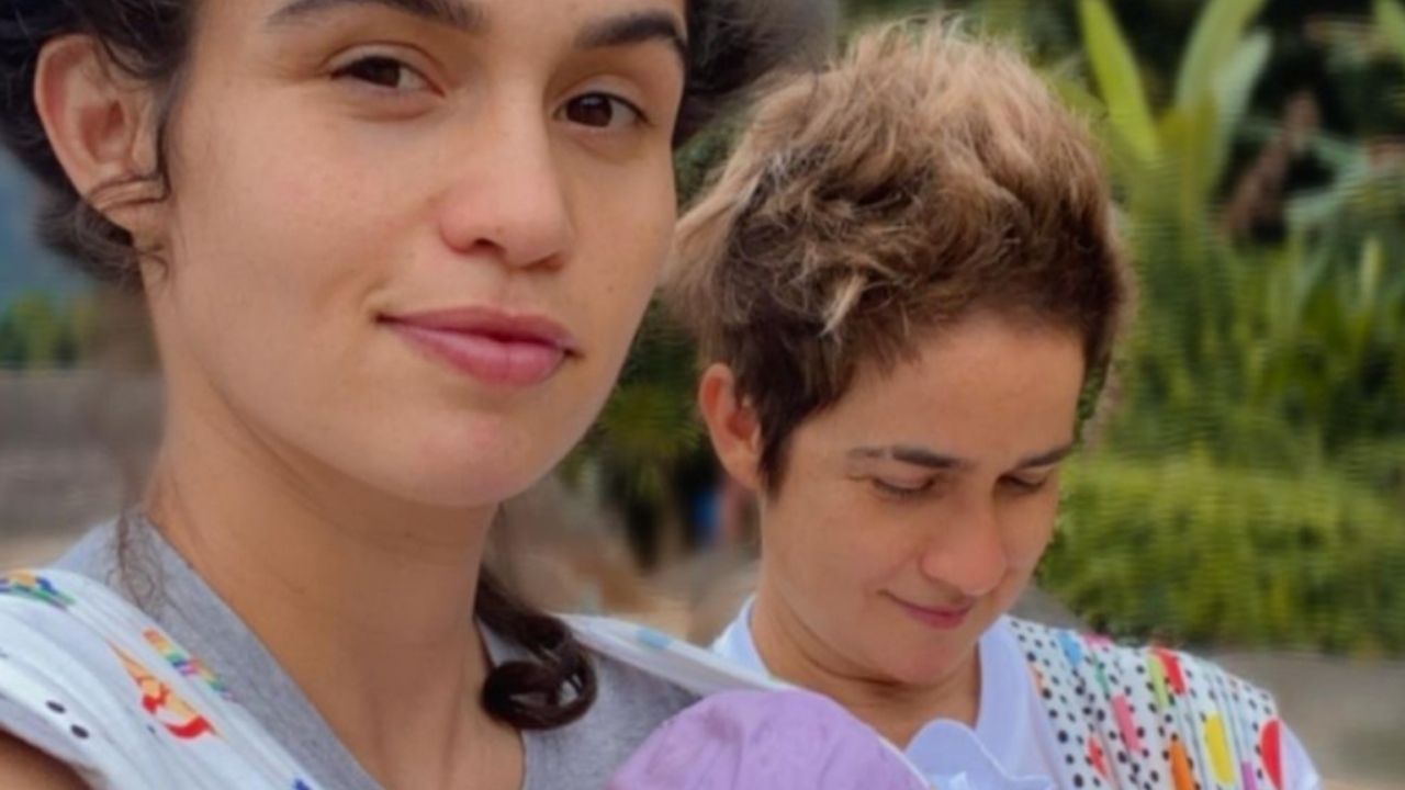 Nanda Costa e a esposa levam as gêmeas para passear: “Como cresceram”
