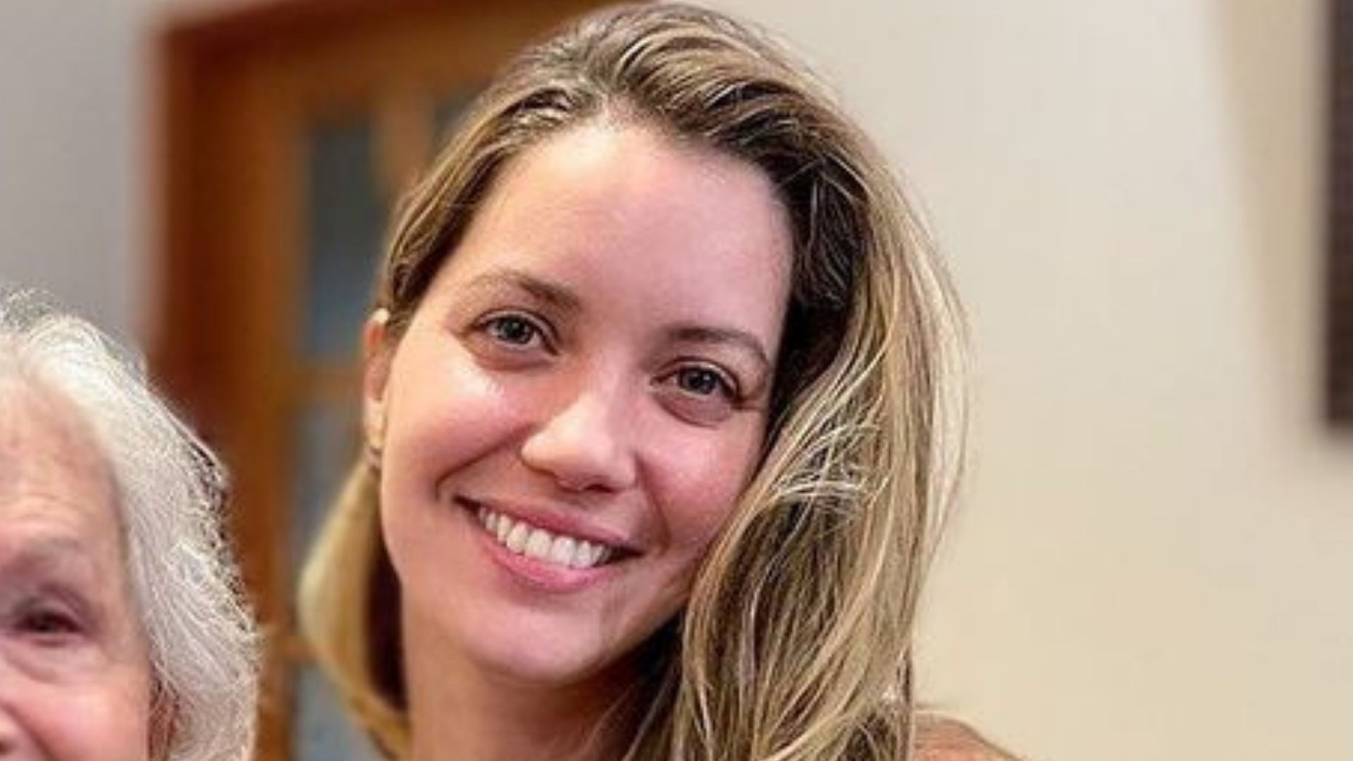 De cara lavada, Nathalia Dill tem encontro com Deborah Evelyn e Nathalia Timberg