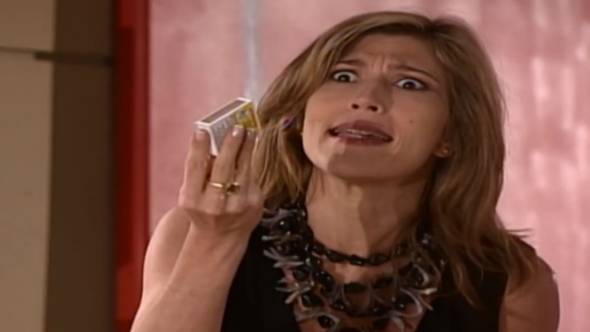 O Clone: Lidiane comete loucura ao encontrar drogas com o filho: “Isso não”