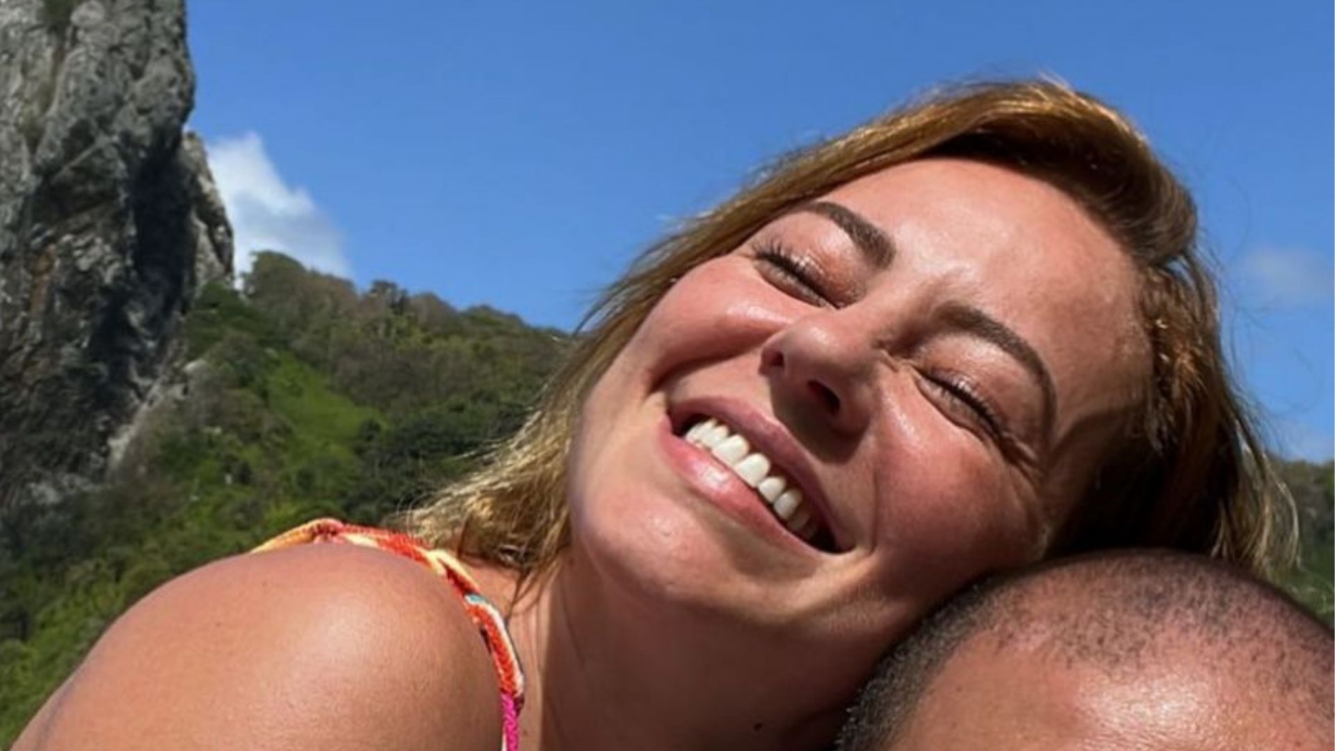 De biquíni, Paolla Oliveira posa nos braços de Diogo Nogueira em clique quente