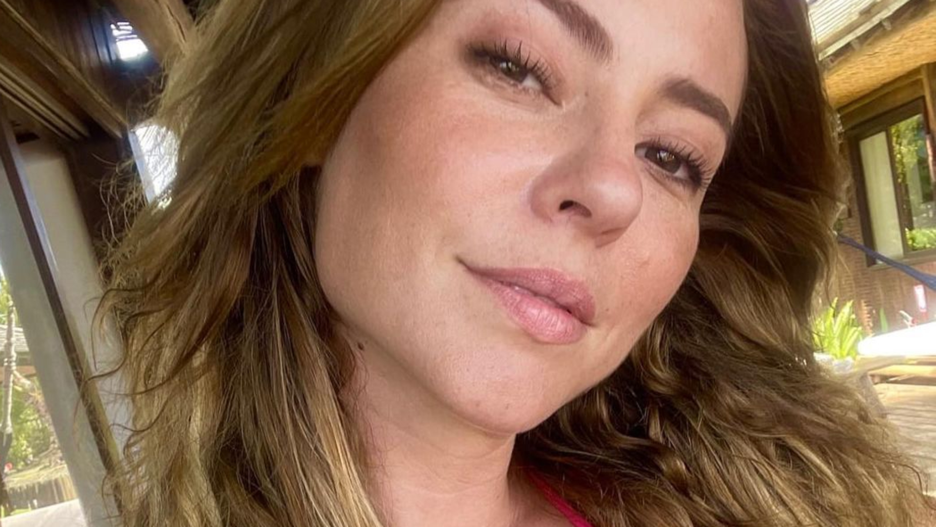 Paolla Oliveira sensualiza de maiô decotadíssimo e fãs babam: “Mulherão”