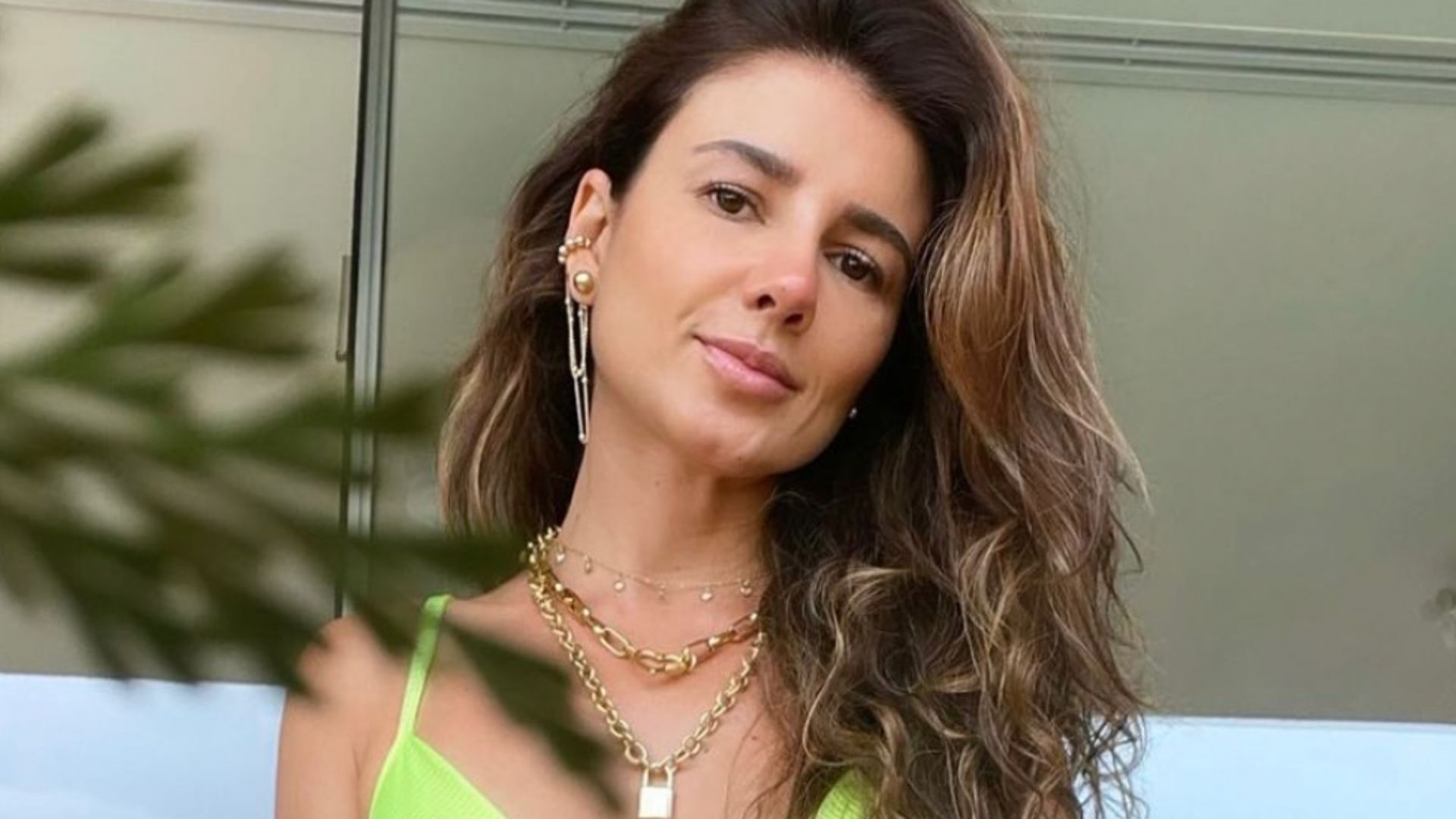 Aos 37 anos, Paula Fernandes posa de biquíni e exibe corpo magérrimo: “Delícia”