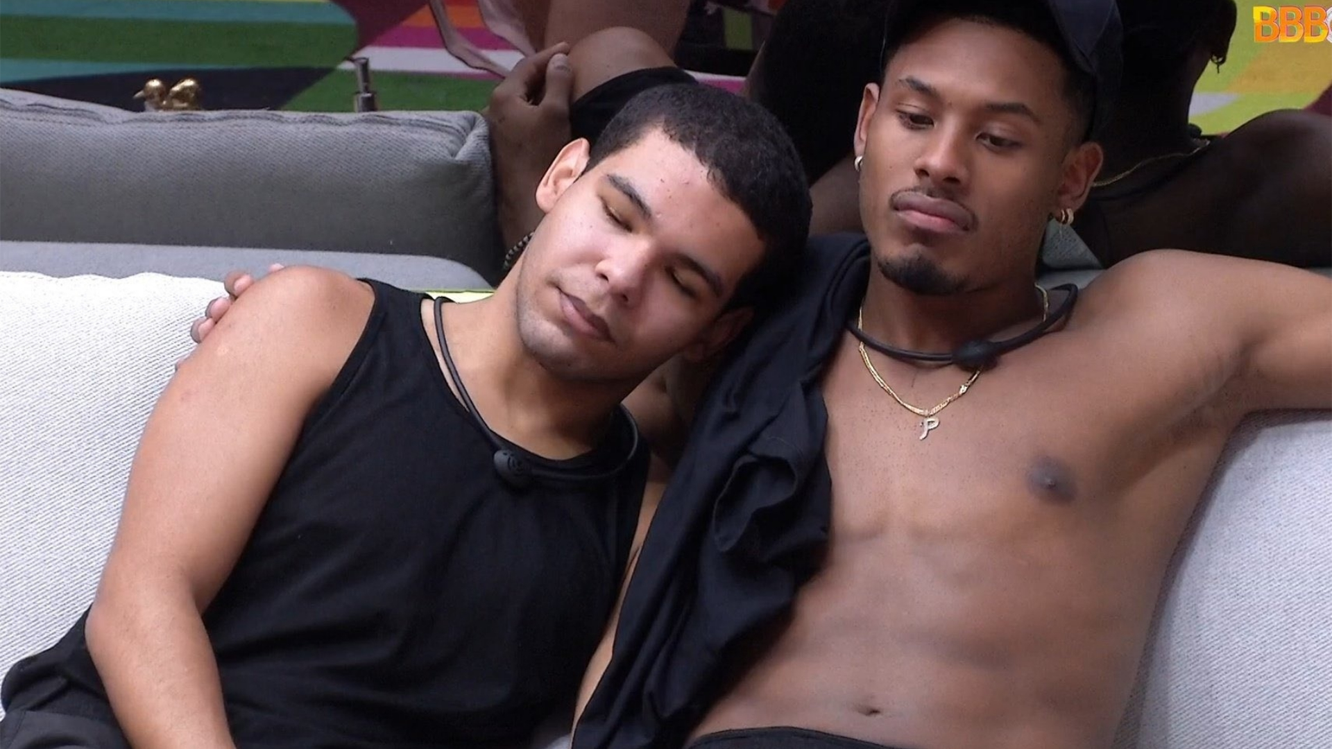 BBB22: Paulo André e Vyni são consolados por brothers após desclassificação