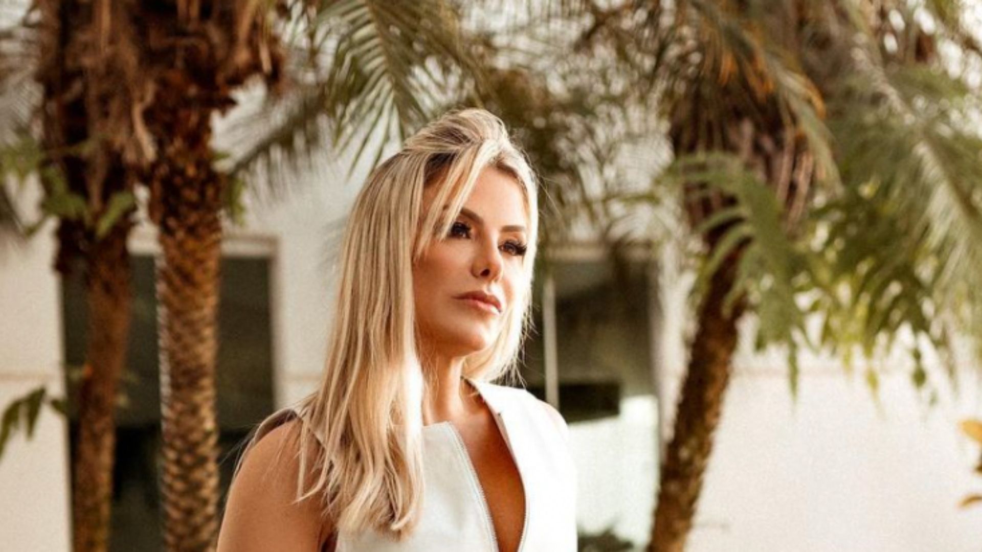 Esposa de Leonardo posa de microvestido branco e bolsa de R$ 20 mil: “Chique”