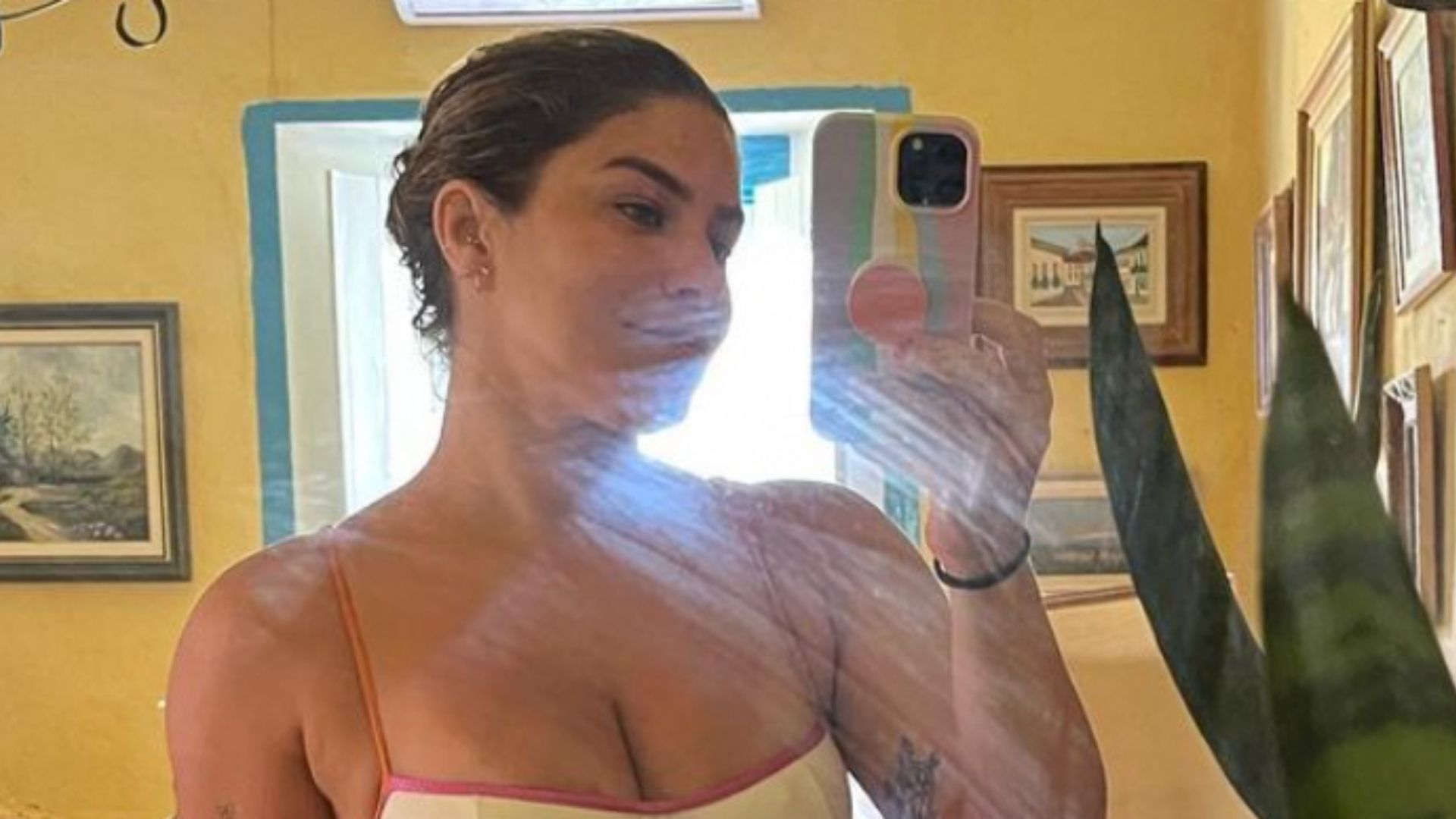Priscila Fantin ousa e surge de fio-dental na frente do espelho: “Perfeita”