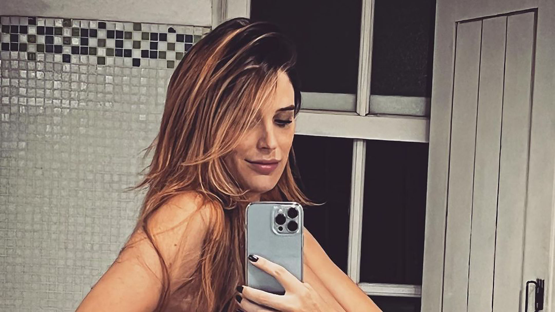 Aos oito meses, Rafa Brites posa nua para mostrar barrigão e tattoo íntima ‘escapa’