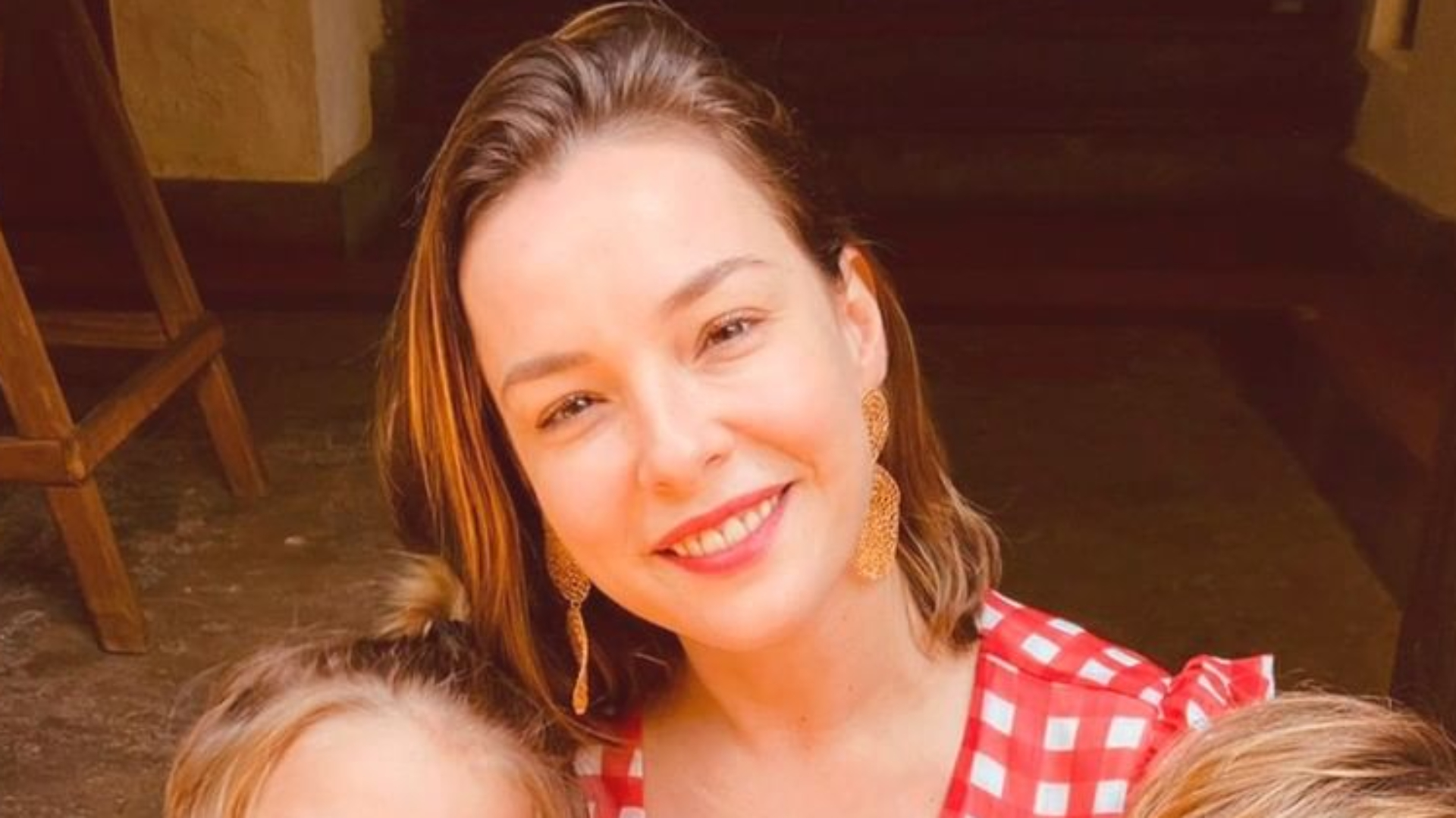 Regiane Alves reúne os filhos em clique raro e beleza choca fãs: “Príncipes”