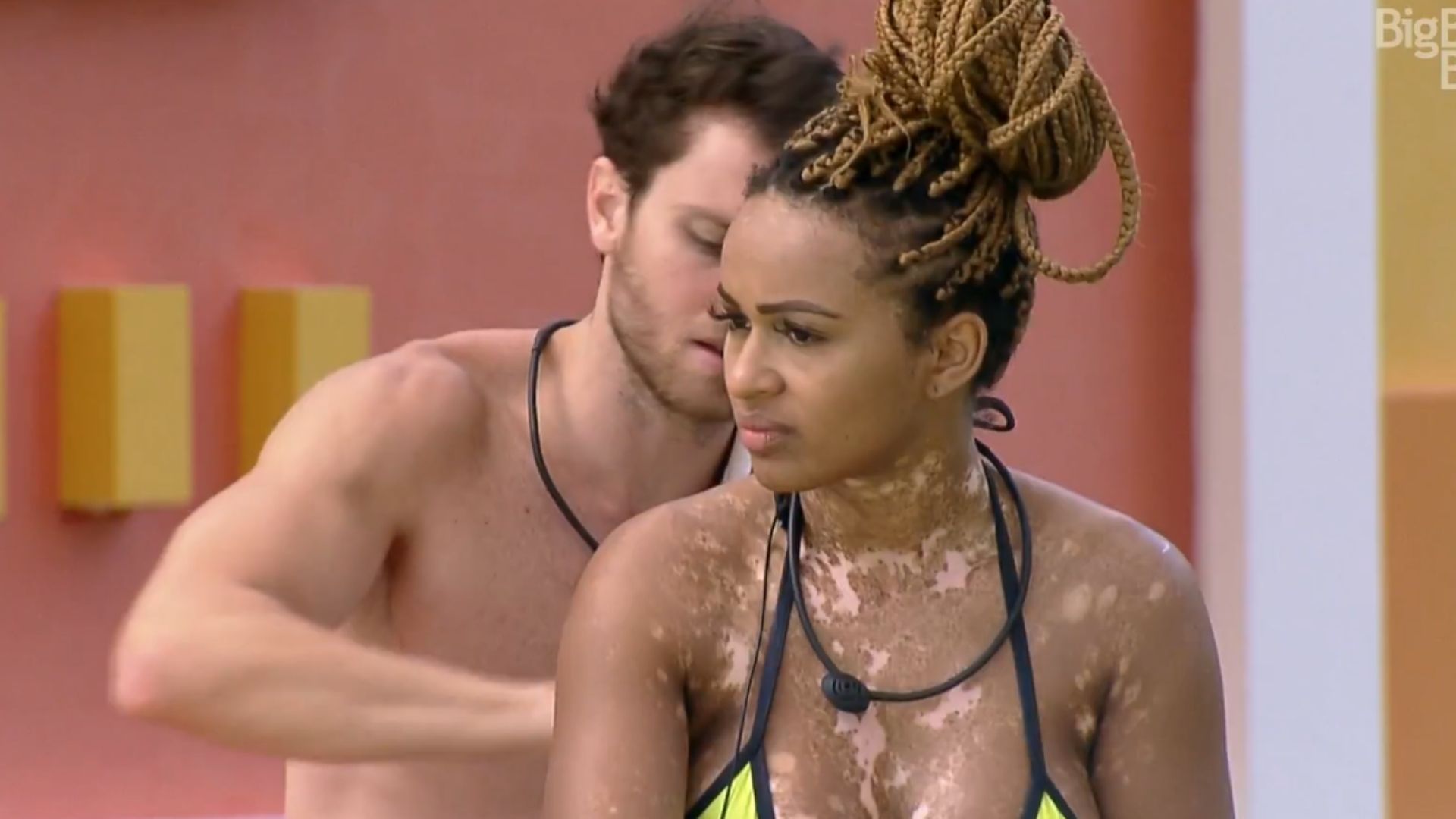 BBB22: Rejeitada por Rodrigo, Natália investe em Lucas: “Me devendo beijo na boca”