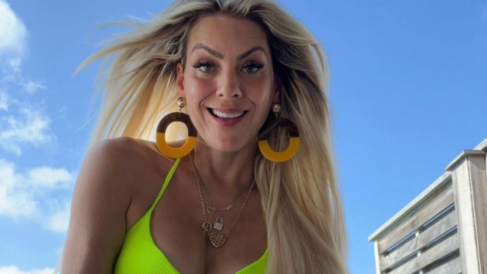Aos 44 anos, Renata Fan posa de biquíni e desabafa: “Não são fotos ousadas”