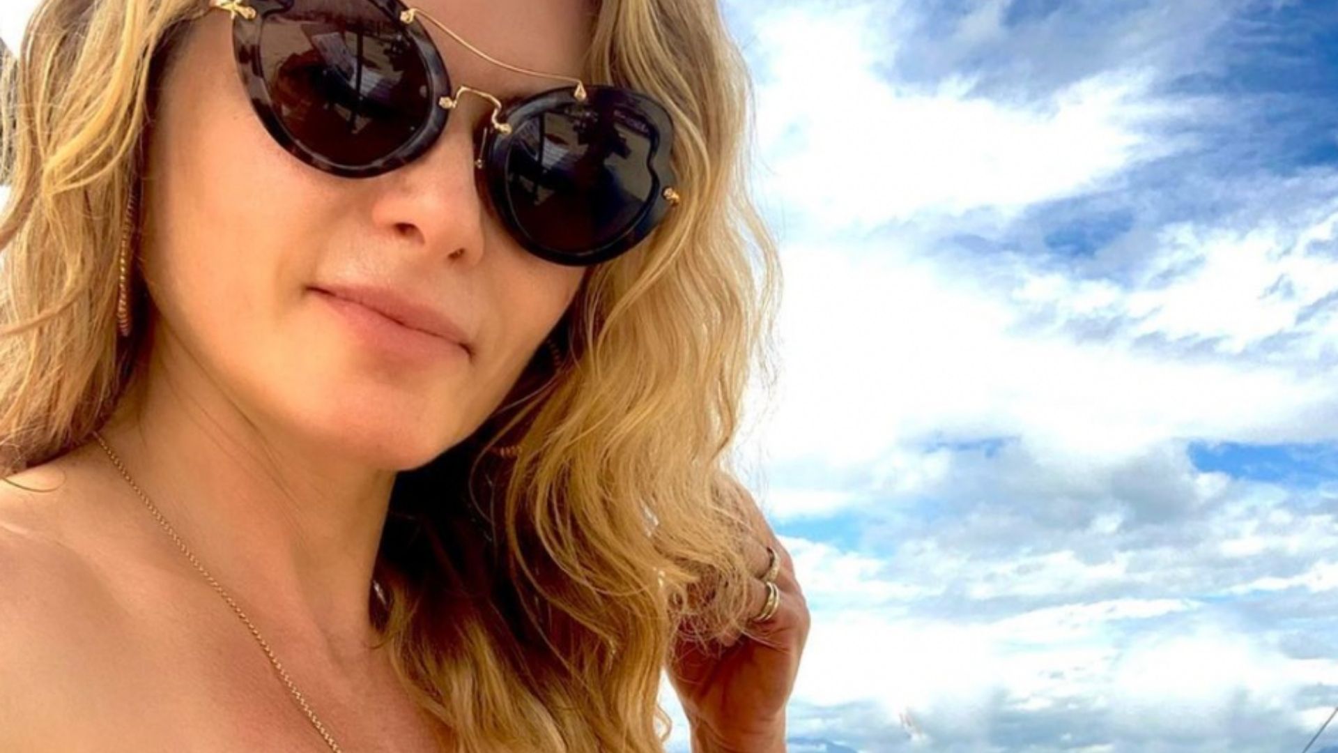 Aos 50, Rita Guedes escolhe biquíni sem alças e corpo surpreende: “Deliciosa”