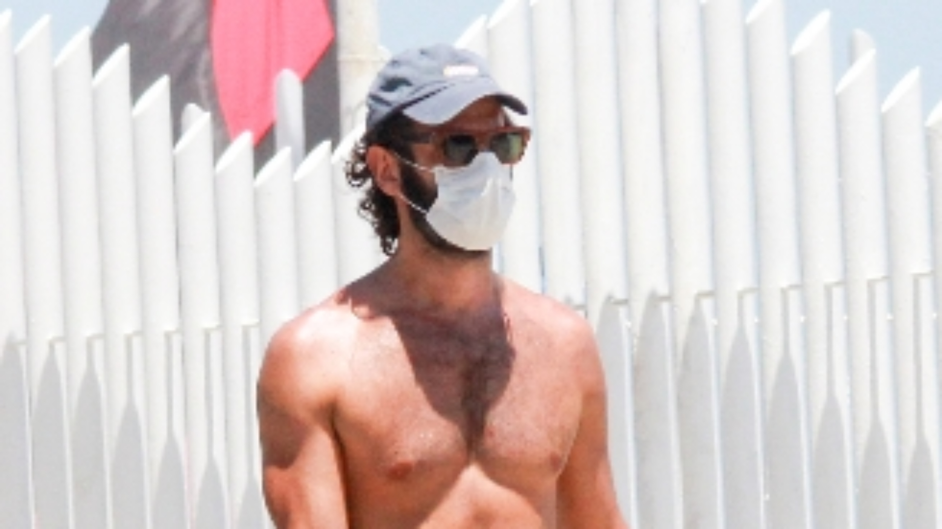 Discreto, Rodrigo Santoro caminha sem camisa e mostra físico fortão aos 46 anos
