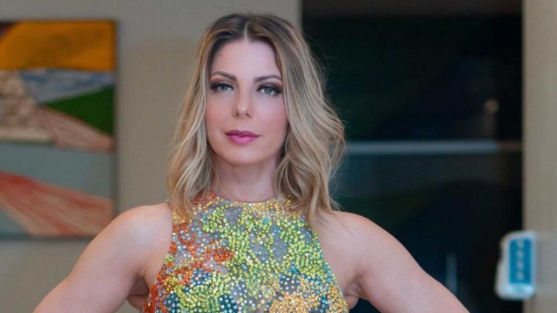 Aos 43 anos, Sheila Mello posa de top e minissaia e corpão impressiona: “Gostaram?”