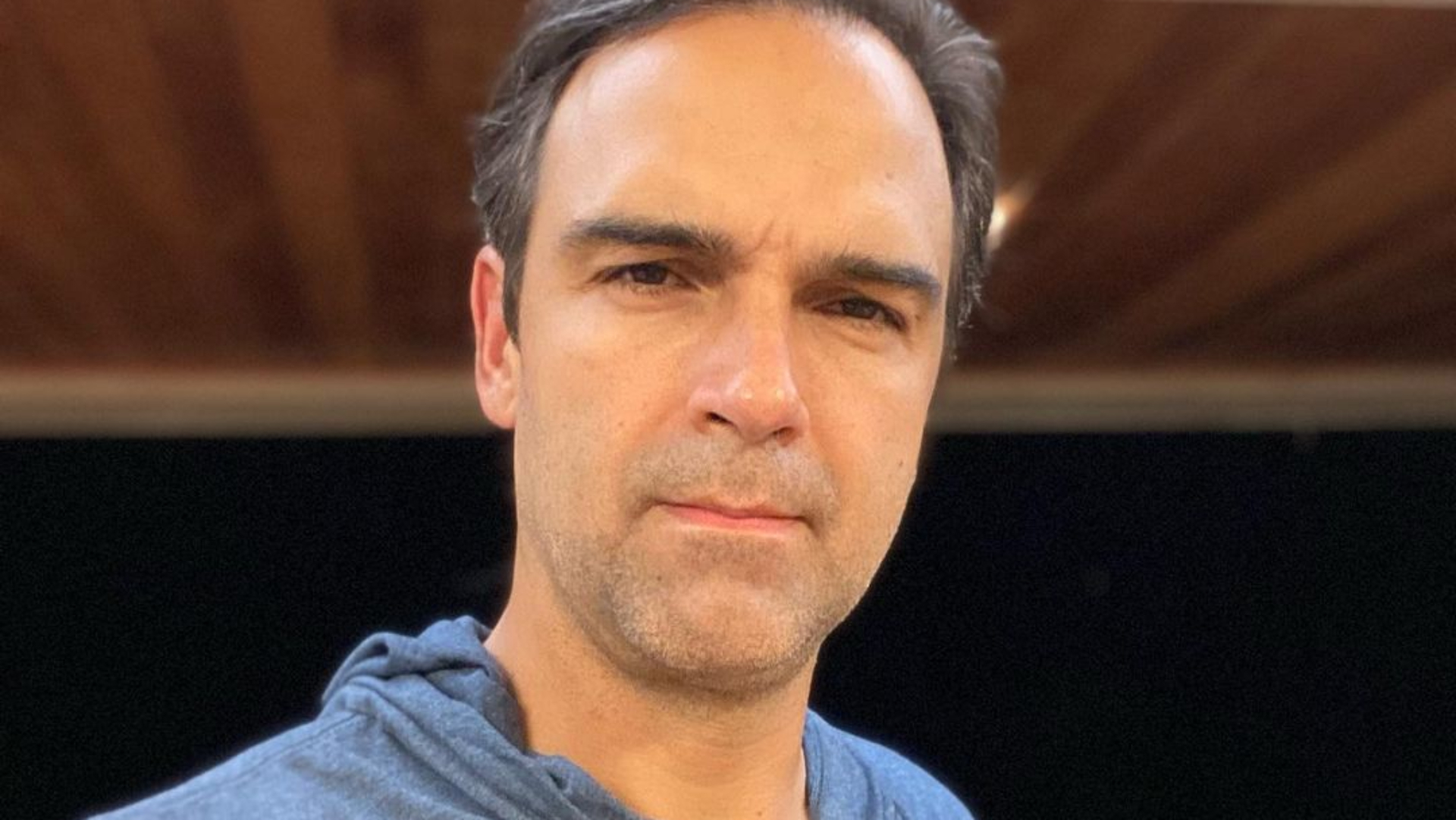 Tadeu Schmidt é vítima de golpe na web e alerta seguidores: “Usando minha foto”