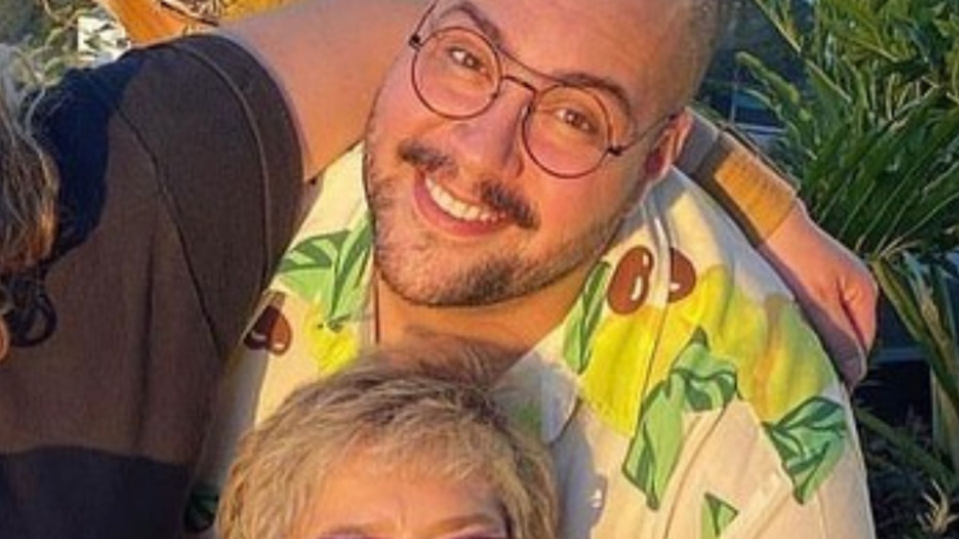 Mãe mostra Tiago Abravanel com as irmãs após criticas: “Com você até o fim”