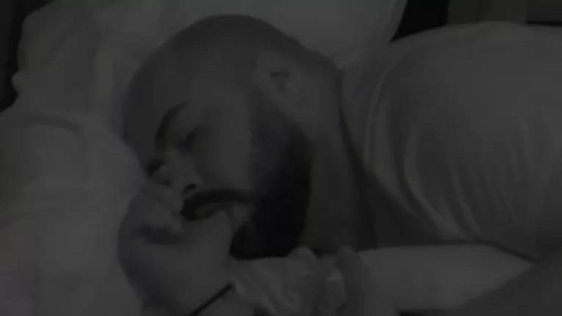BBB22: Tiago Abravanel dorme chupando o dedo e internet surta: “Sensacional”
