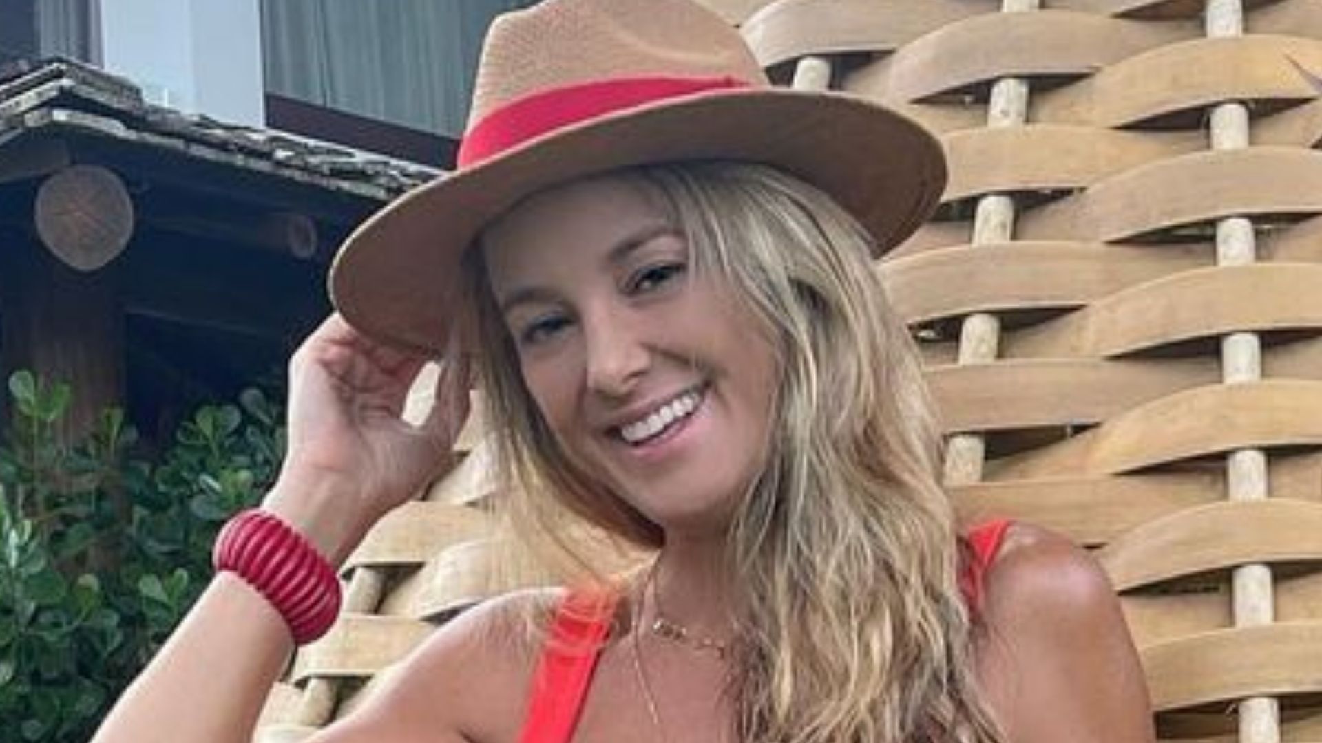 Aos 45 anos, Ticiane Pinheiro exibe corpaço jovial de biquíni: “Gata”