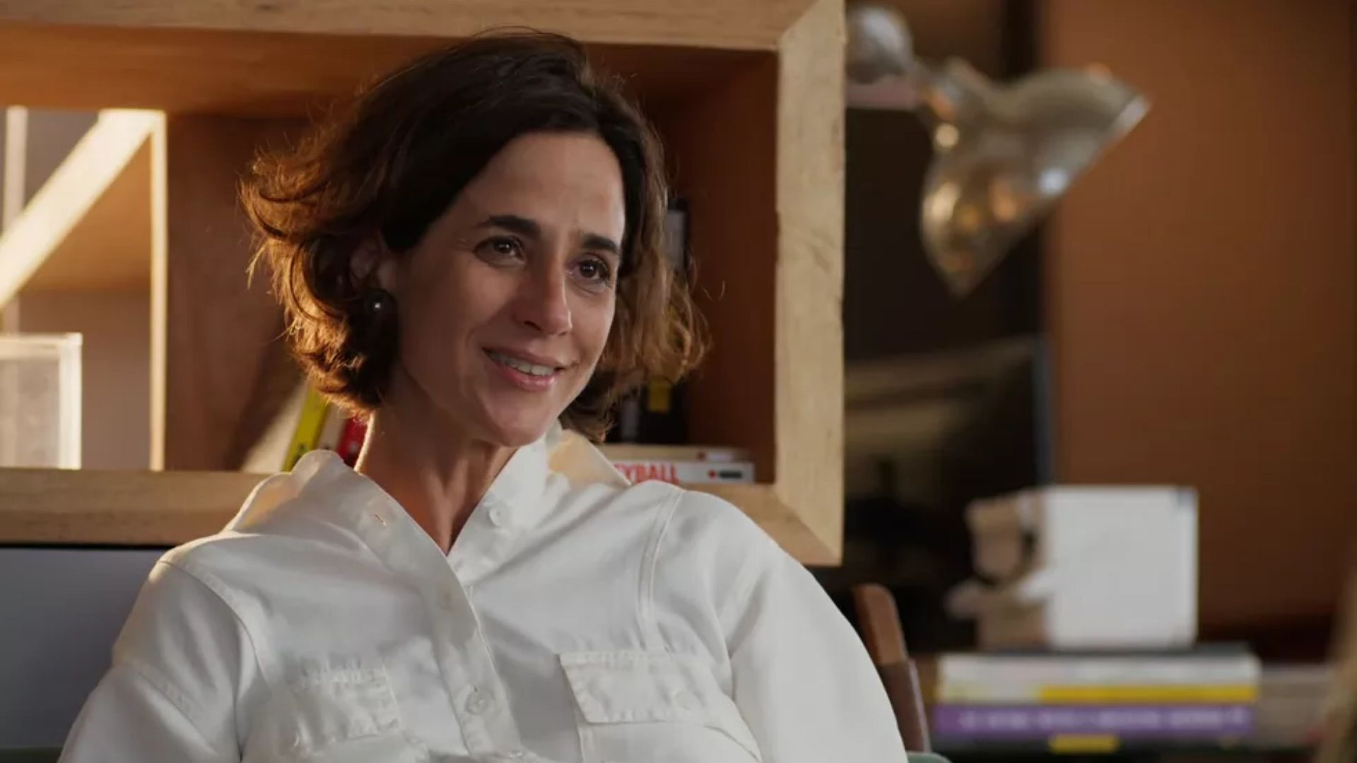 Um Lugar ao Sol: Ilana começa ter sentimentos por Gabriela e se apavora