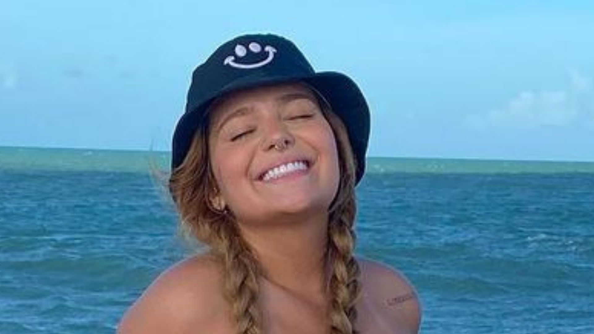 Na praia, ex-BBB Viih Tube posa de minissaia e exibe marquinha de sol: “Gata”