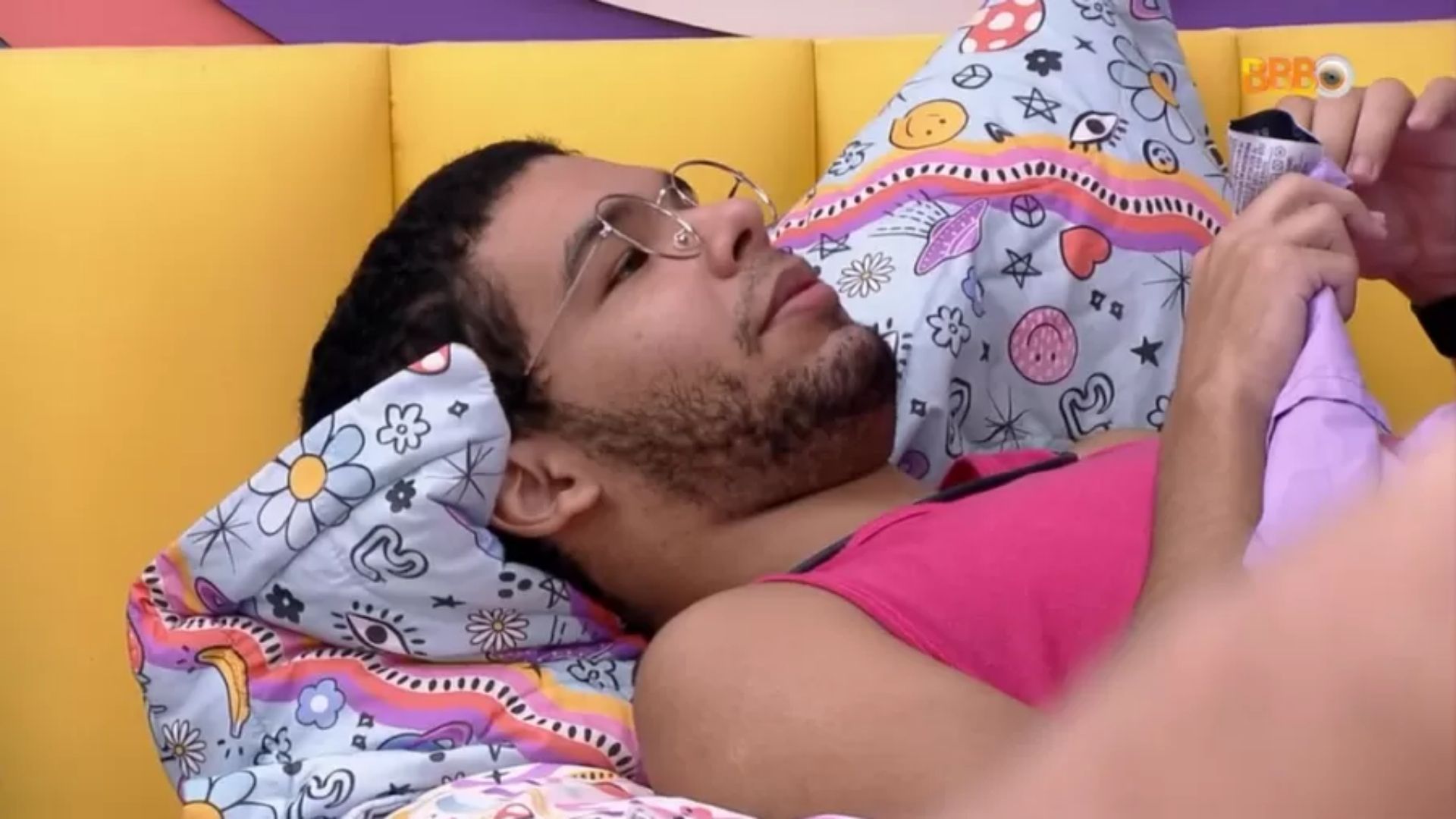 BBB22: Vyni fica apreensivo com testes de Covid-19 na casa: “O único com sintomas”