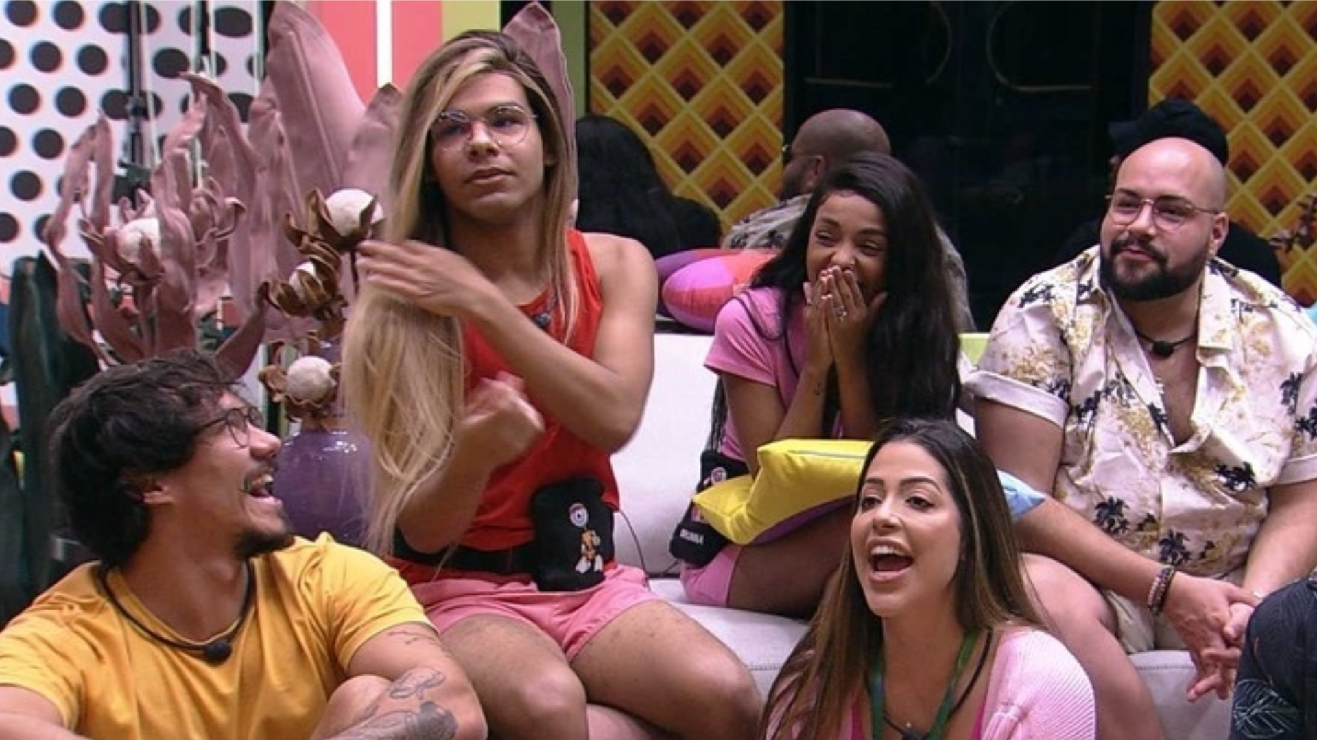 BBB22: Vyni aparece com lace de Brunna no programa ao vivo e faz sucesso