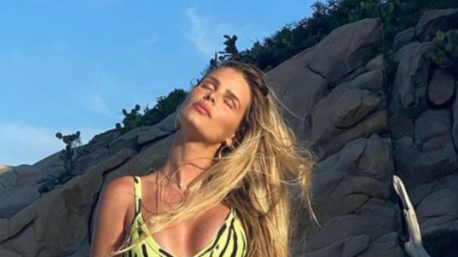 Solteiríssima, Yasmin Brunet exibe corpo perfeito em foto de biquíni: “Deusa”