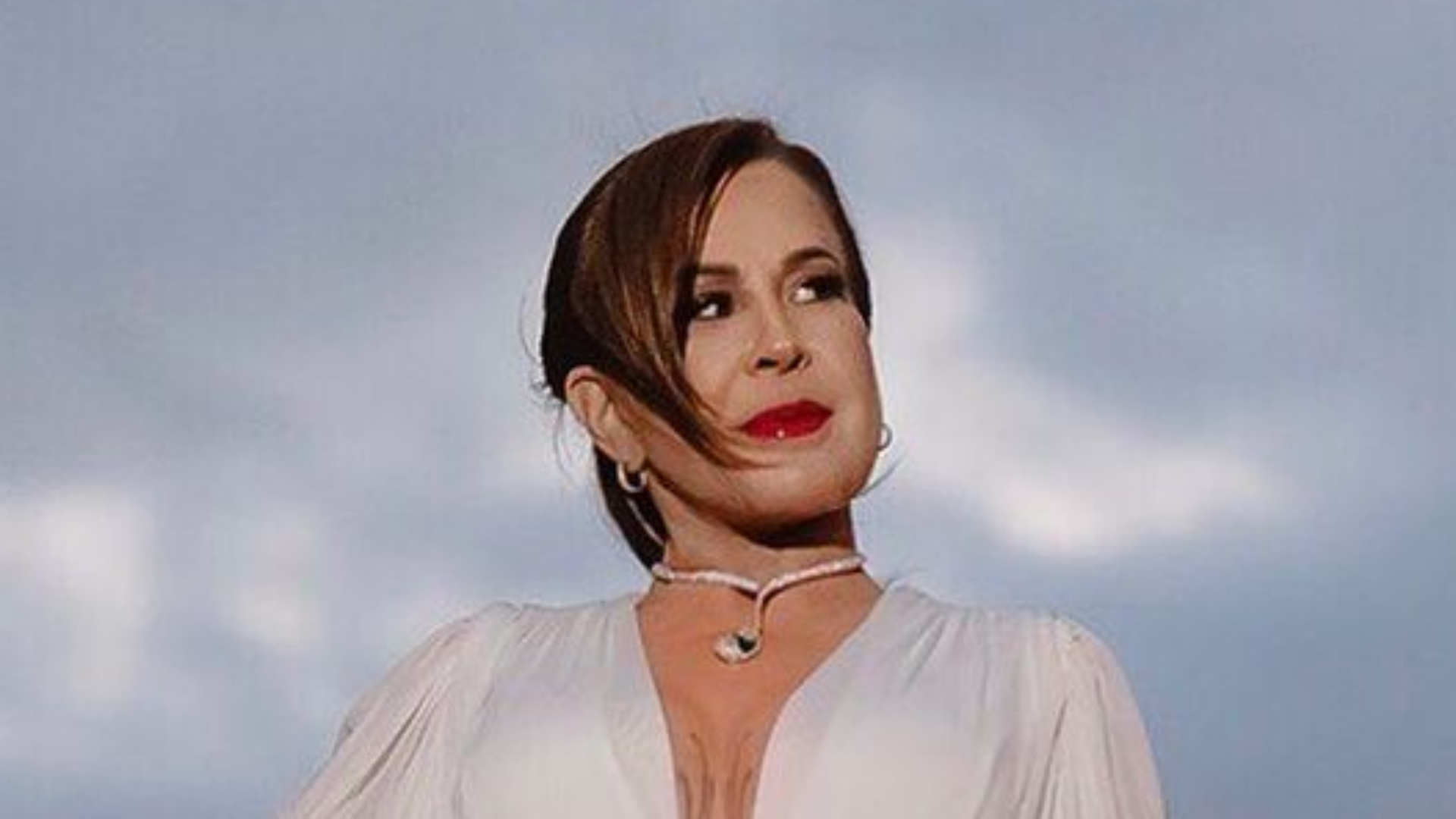 Zilu Camargo mostra coxas grossas em look com fenda profunda aos 63 anos