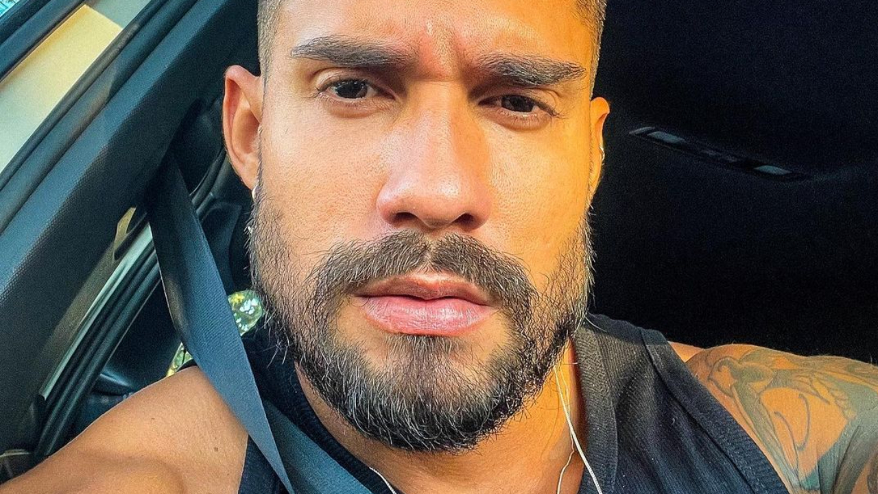 Ex-BBB Bil Araújo radicaliza no visual e surge com a cabeça raspada em novos cliques: ”Cara de bad-boy”