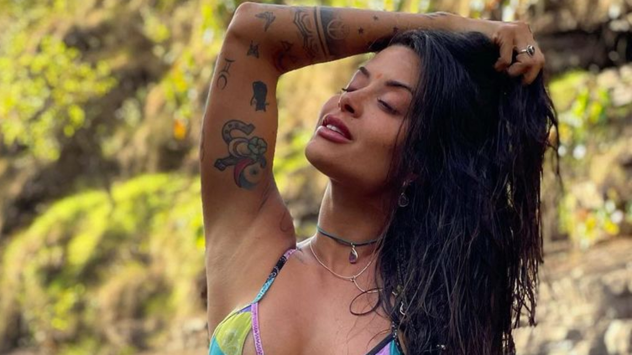 Aline Riscado coleciona elogios em novo clique de biquíni e abdômen trincado impressiona: “Que mulher!”