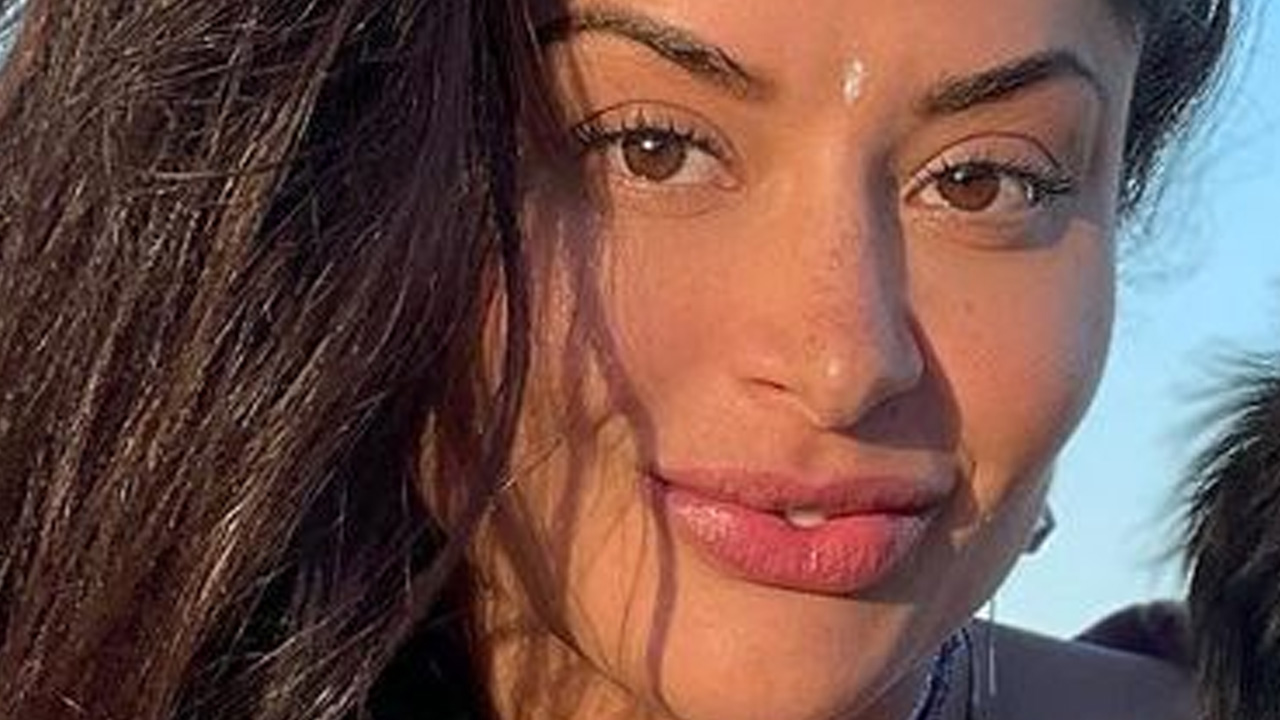 Aline Riscado posa muito bem acompanhada em dia de praia na Bahia e mostra corpo escultural: “Bem protegida”