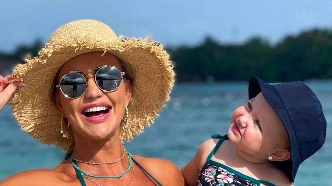 No Caribe, Ana Paula Siebert combina biquíni com Vicky e deixa web morrendo de amores: “Muito amor”