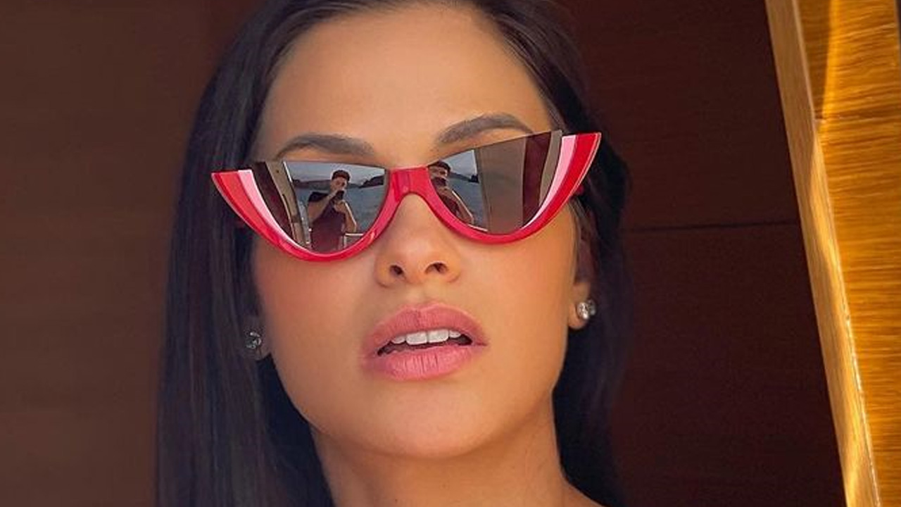 Ex de Gusttavo Lima, Andressa Suita aparece de sutiã e saia em barco chique e reflexo no óculos entrega: “Zoom pra ver ele”