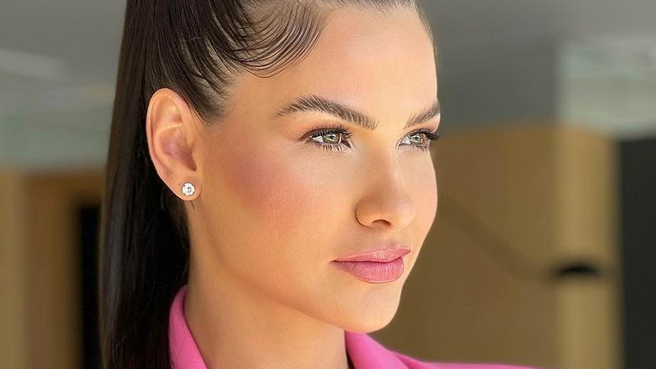 Ex de Gusttavo Lima, Andressa Suita posa com look vibrante e decotão rouba a cena: “Exemplo de mulher”