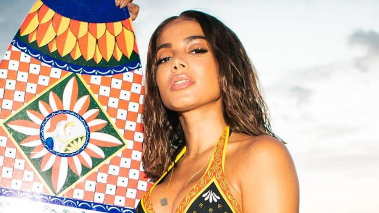 De biquíni, Anitta faz carão e impressiona seguidores ao exibir abdômen invejável: “Maravilhosa!”