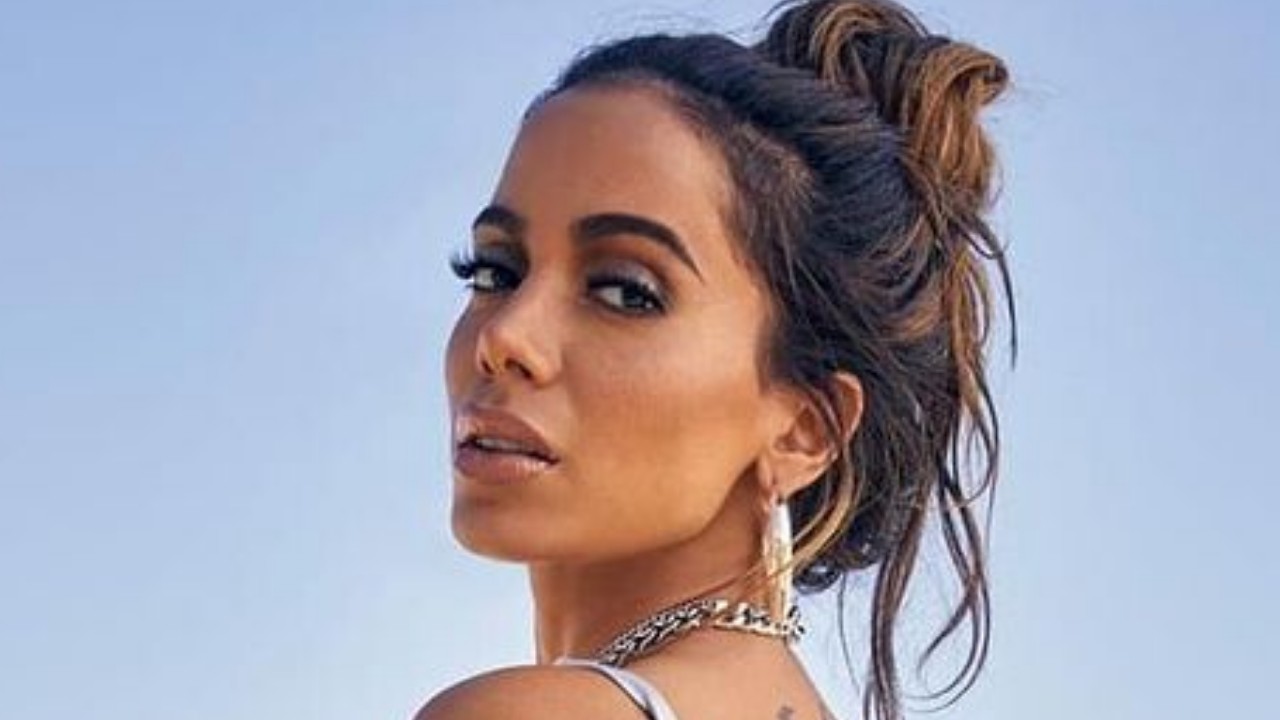 Ao eleger maiô fio-dental, Anitta coloca o bumbum para jogo e posa para revista esportiva: “Que abundância”