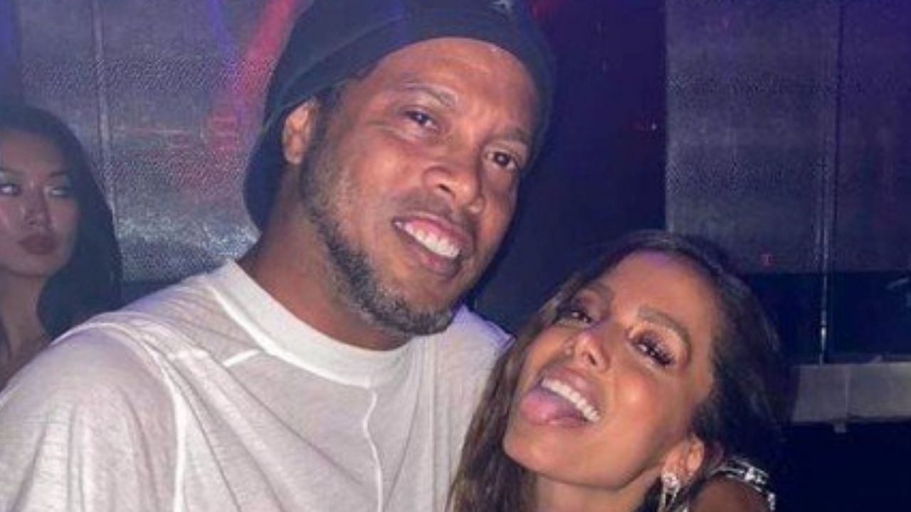 Anitta e Ronaldinho Gaúcho se esbarram em balada e posam em coladinhos em clique: “Foguete não tem ré”