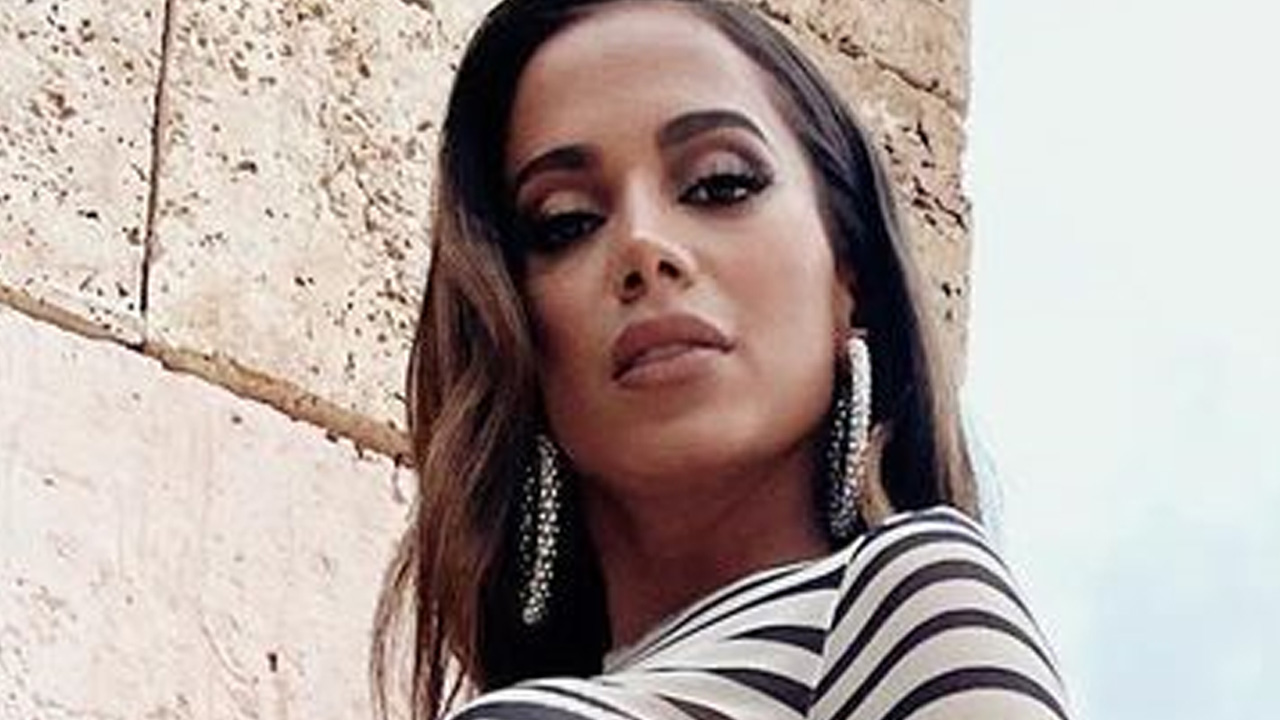 Sem nada por baixo, Anitta aposta em vestido grifado para premiação internacional e arrasa: “Musa maravilhosa”