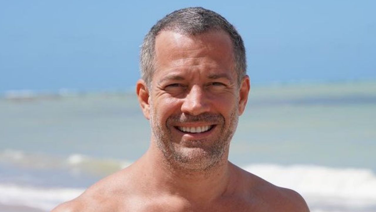 Aos 45 anos, Malvino Salvador posa sem camisa em praia e mostra físico impressionante: “Sexy”