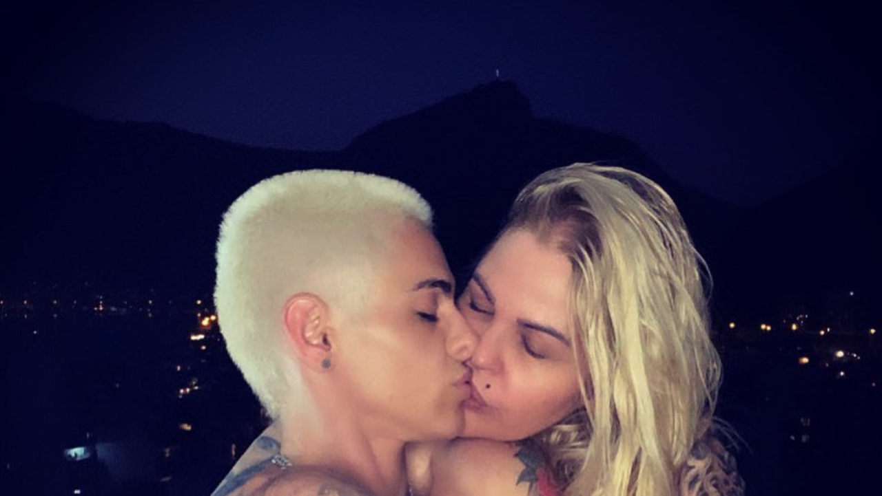 Em clique ousado, Monique Evans e Cacá Werneck surgem completamente nuas e trocam beijo apaixonante: ”Te amo”