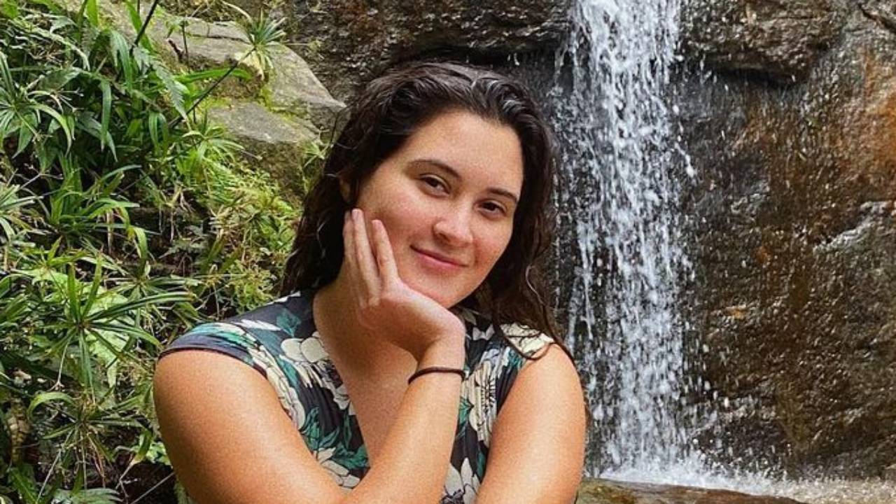 Só de maiô, filha gata de Fátima Bernardes ostenta corpão e pernas torneadas roubam a cena: “Gostosa”