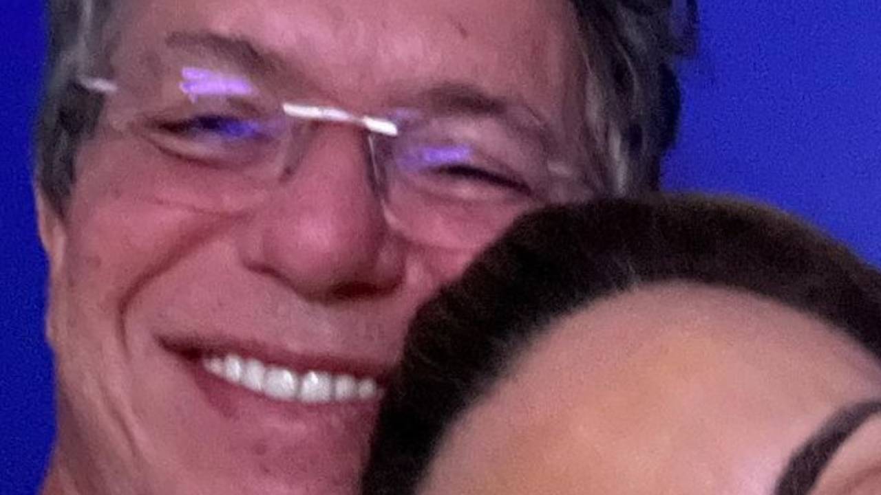 Boninho surge de chamego com Ana Furtado em momento íntimo e faz declaração romântica: “Meu amor”