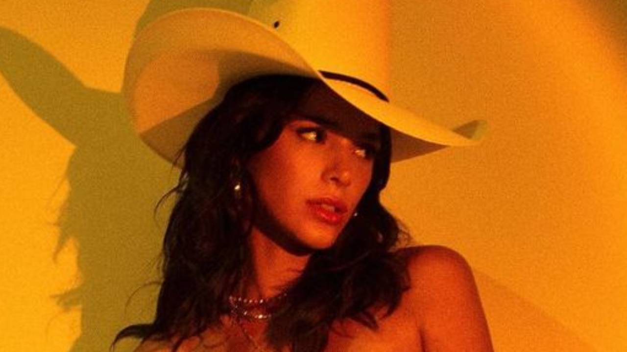 Bruna Marquezine vira ‘cowgirl’, aposta em minissaia e pernões torneados roubam a cena: “Visão do paraíso”