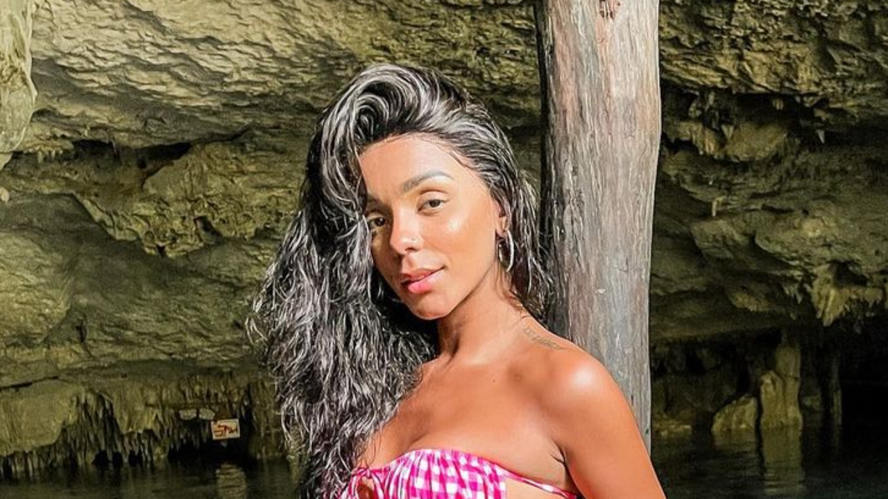 Esposa de Ludmilla puxa biquíni no limite, ostenta pernões invejáveis e coleciona suspiros: “Maravilhosa!”