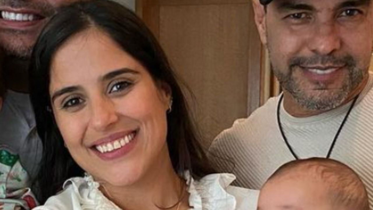 Ao lado do pai, Camilla Camargo lamenta ausência de Zilu Camargo no batizado da filha: “Faltou”