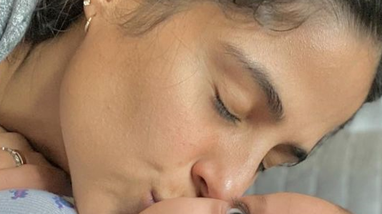 Camilla Camargo paparica a bebê Julia ao celebrar quatro meses da herdeira com declaração: “Ninguém ama mais que eu”