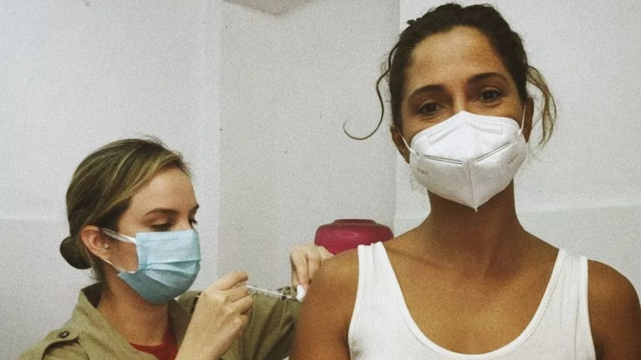 Camila Pitanga completa imunização contra Covid-19 com segunda dose e alerta: “Tem gente deixando passar”