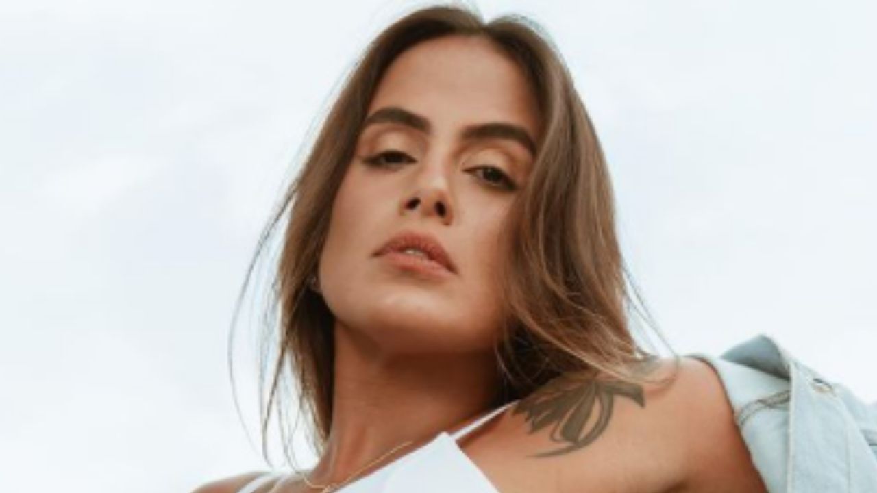 Ousada, ex-BBB Carol Peixinho abaixa calças e exibe corpão sarado em lingerie poderosa: “O filé chegou!”