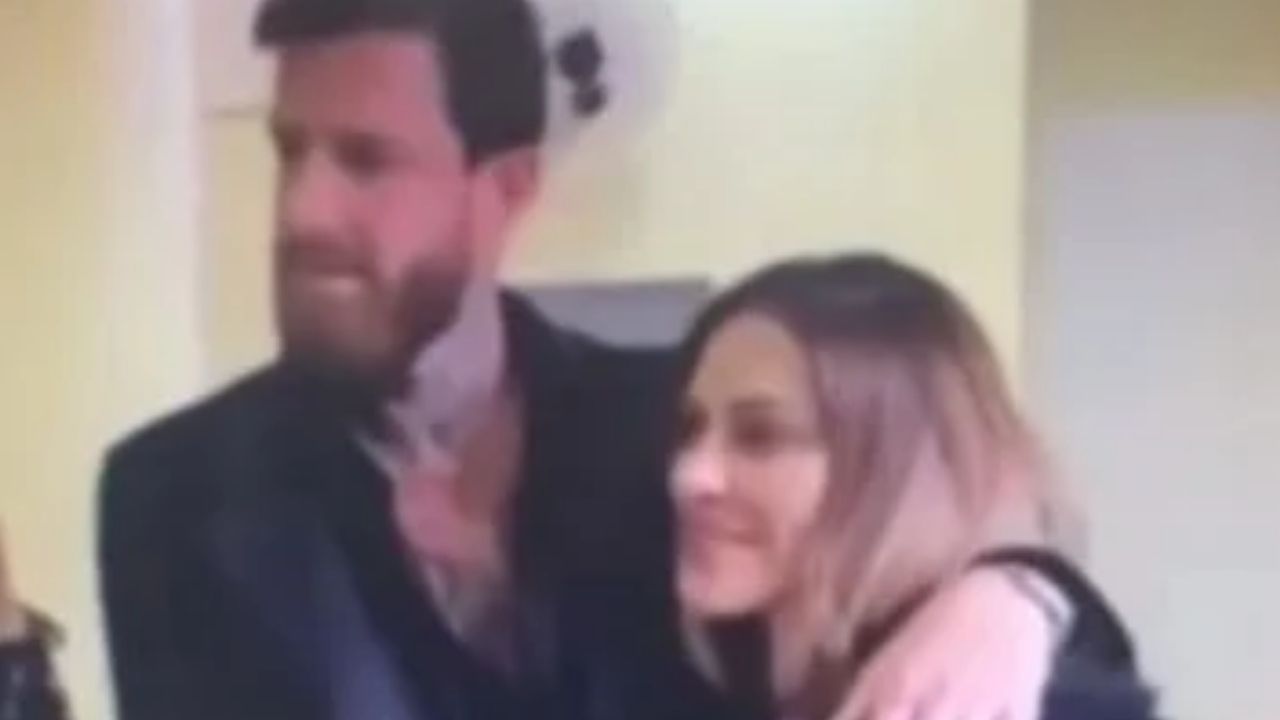 Cleo e Leandro D’Lucca se casam em cerimônia íntima e look todo preto da noiva chama atenção
