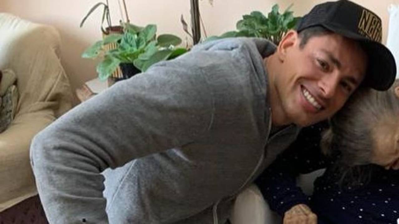 No aniversário de 100 anos, Cauã Reymond surge abraçadinho com avó em clique raríssimo: “Força e garra”